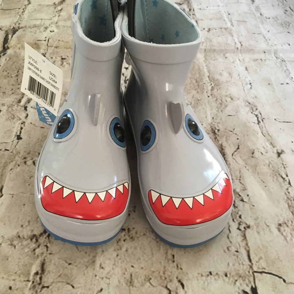 NWT kids jump a Roos shark short rain boots